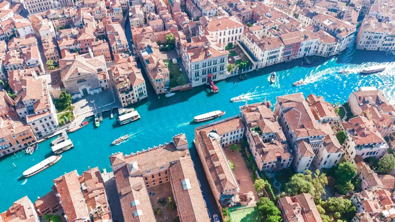 Vista aerea del Canal Grande, un labirinto di canali e palazzi storici, perfetto per scoprire cosa vedere a Venezia.