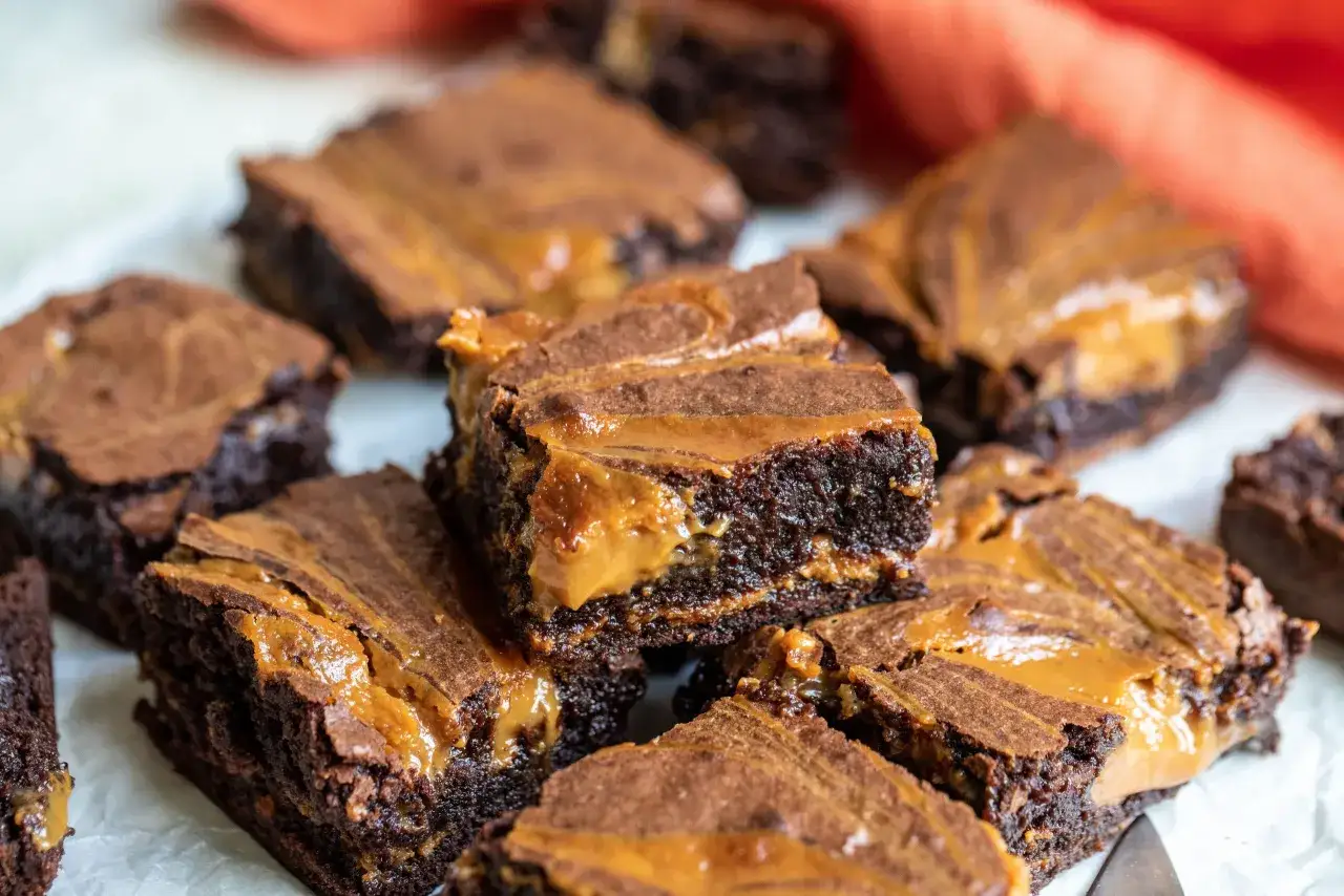 Mumsiga brownies med en härlig fyllning av dulce de leche. Perfekt att baka till fikat!