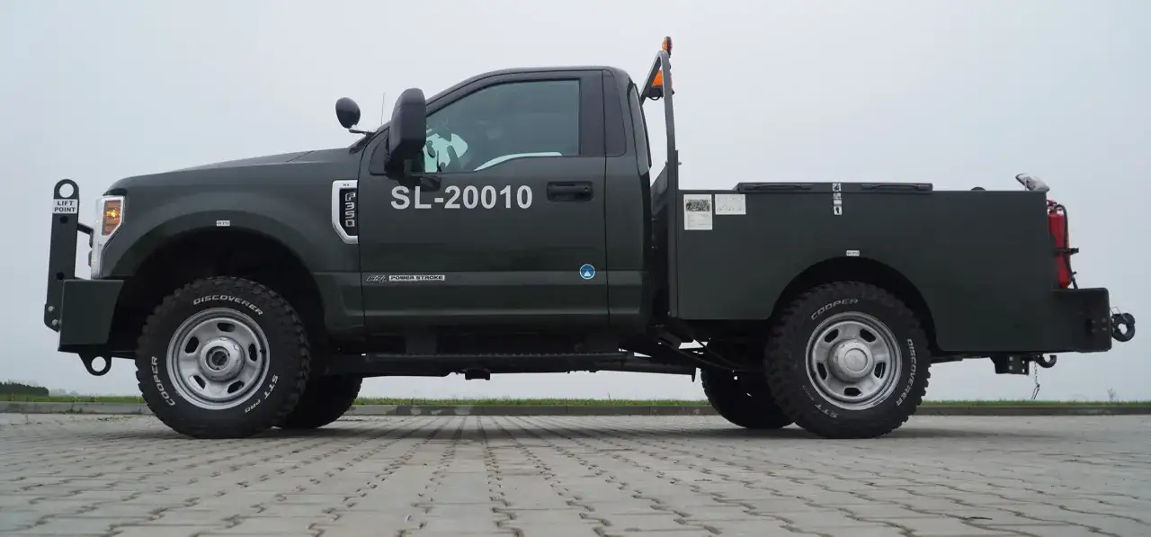 Ciemnozielony Ford F350 z platformą i numerem SL-20010.