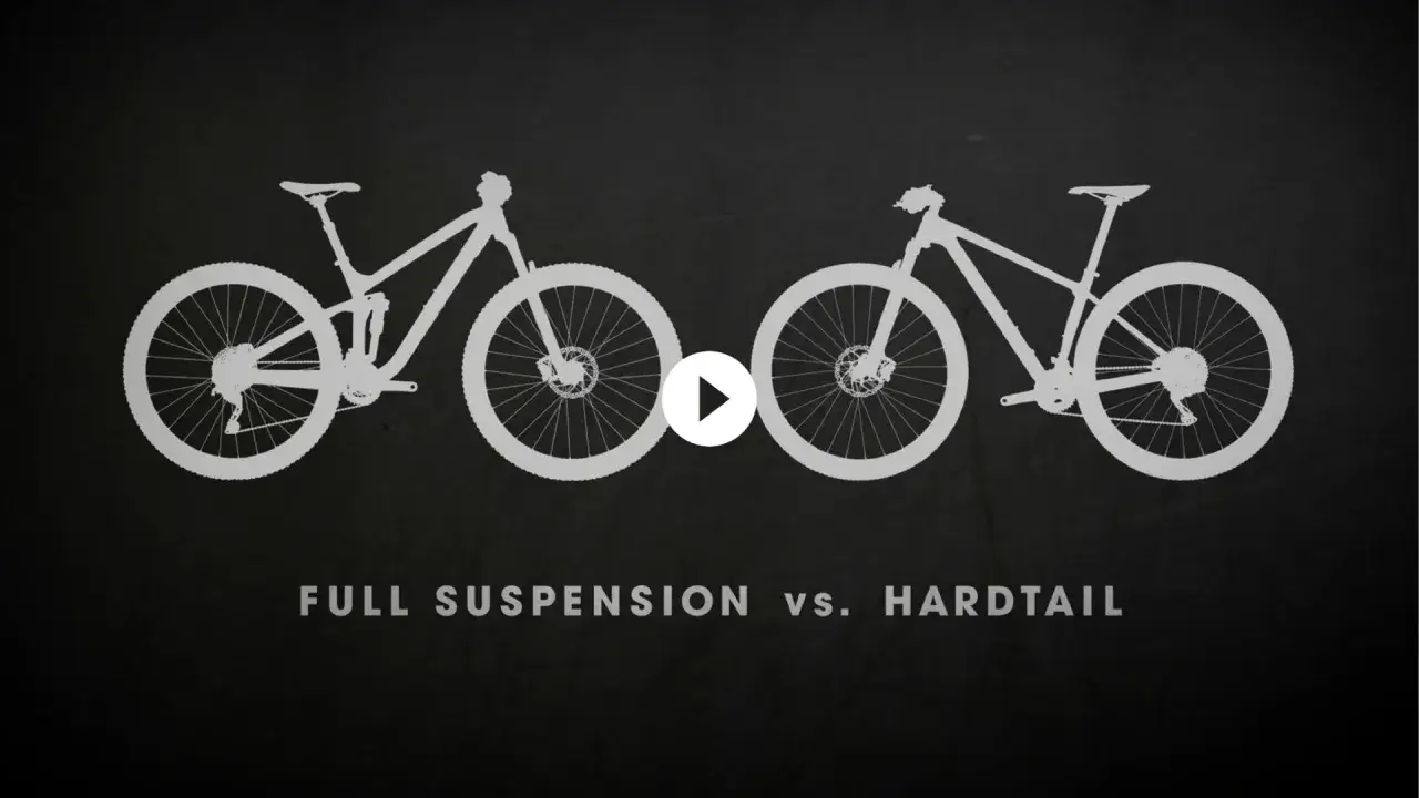 Dwa rowery, jeden full suspension, drugi to rower hardtail, porównane na czarnym tle.