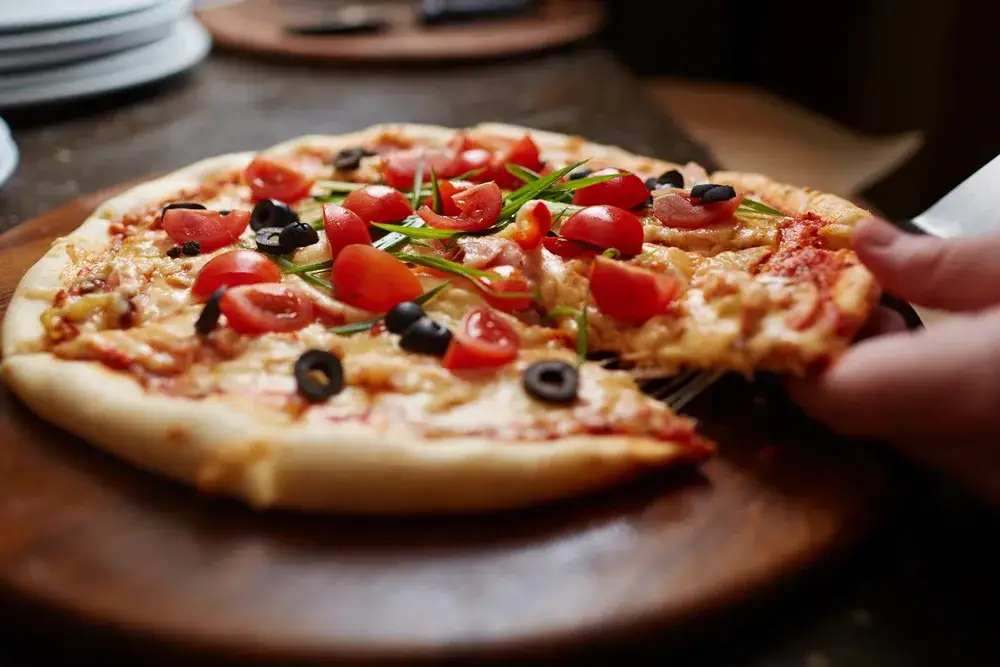Zdjęcie Ile waży pizza 30 cm? Zaskakujące różnice w wadze i dodatkach