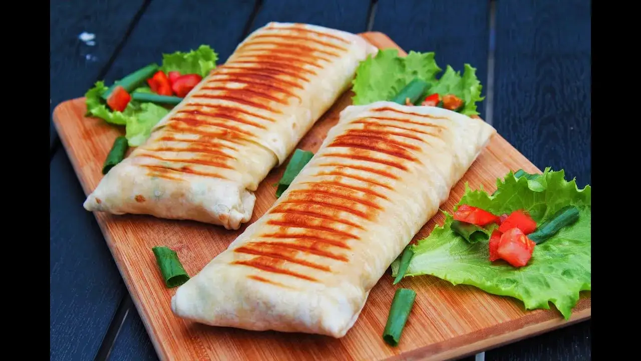 Zdjęcie Jak zawijać tortillę kebab, aby uniknąć wypadania składników