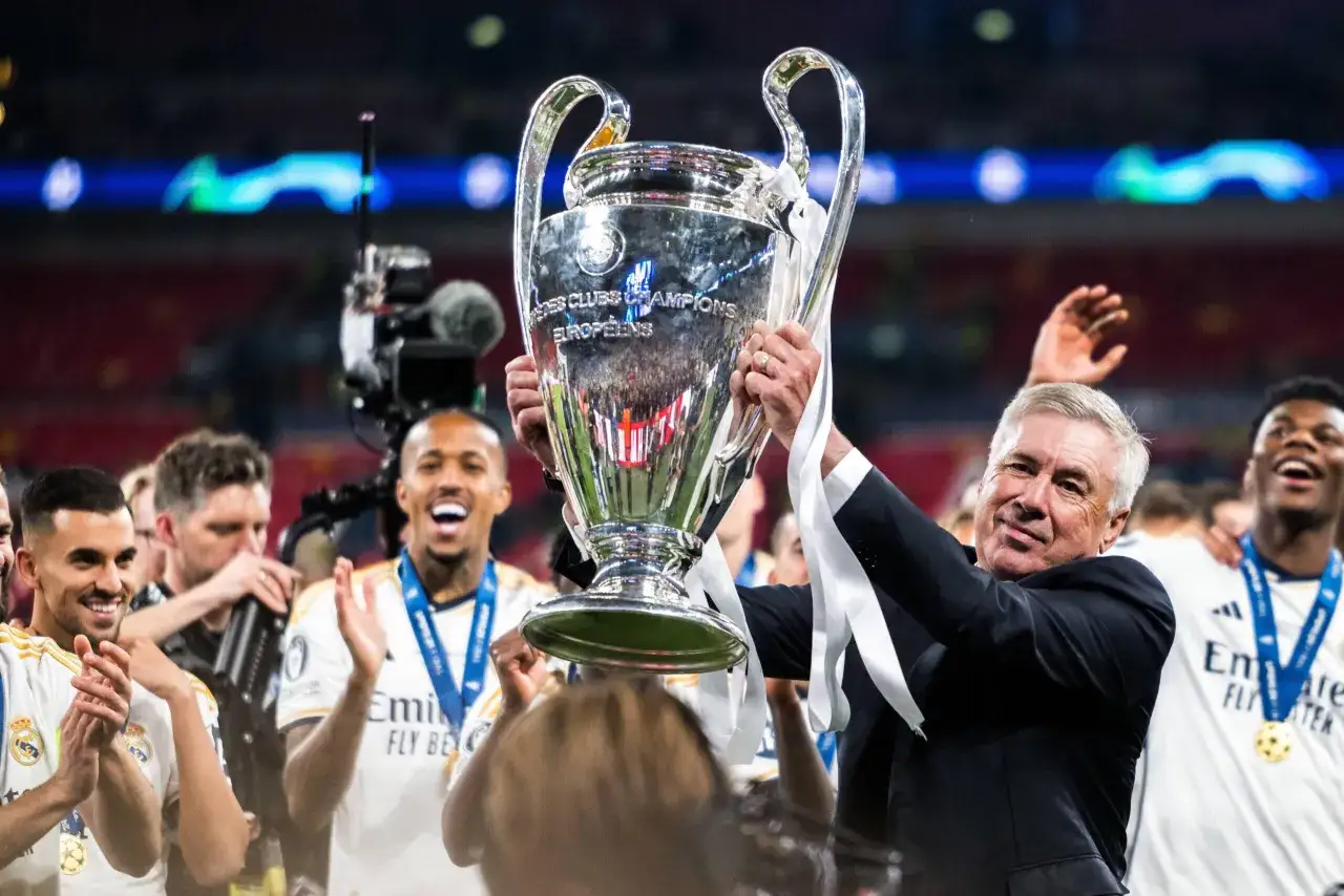 Carlo Ancelotti z pucharem Ligi Mistrzów. Po emocjonującym finale, radość piłkarzy Realu Madryt.