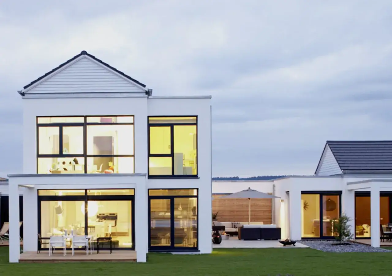 Moderne Architektur mit gro&szlig;en Glasfl&auml;chen und offener Wohnraumgestaltung, die neue Wohnkonzepte verk&ouml;rpert.