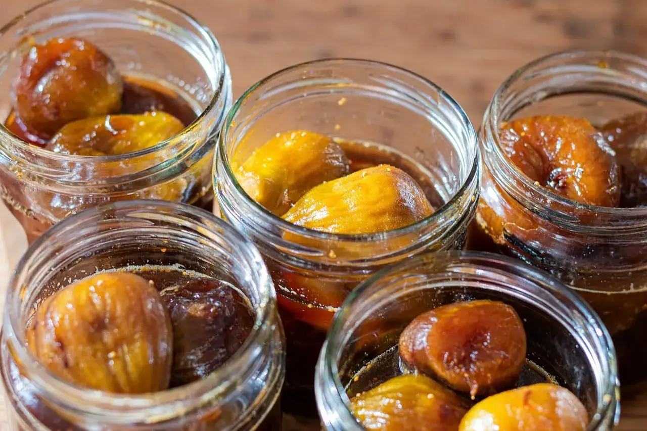 Des figues au sirop, le parfait d&eacute;lice d'automne, baignant dans leur jus ambr&eacute;. Un d&eacute;lice &agrave; savourer.