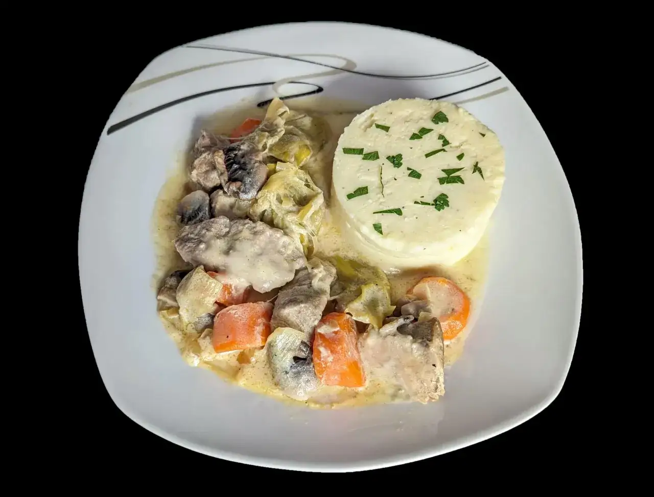 Blanquette de veau cocotte minute, tendre et savoureuse, servie avec une purée de pommes de terre onctueuse.