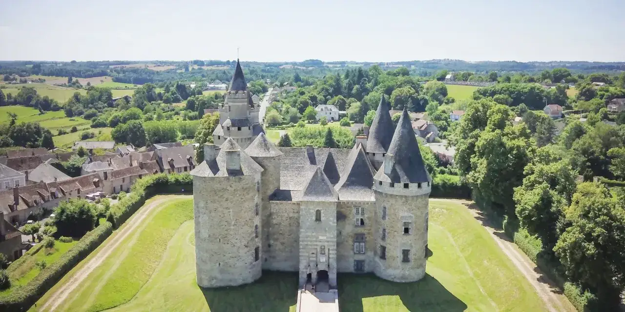 Le ch&acirc;teau de Bonneval, imposante b&acirc;tisse m&eacute;di&eacute;vale, se dresse fi&egrave;rement au milieu d'un paysage verdoyant, t&eacute;moin de l'histoire de la famille de Bonneval.