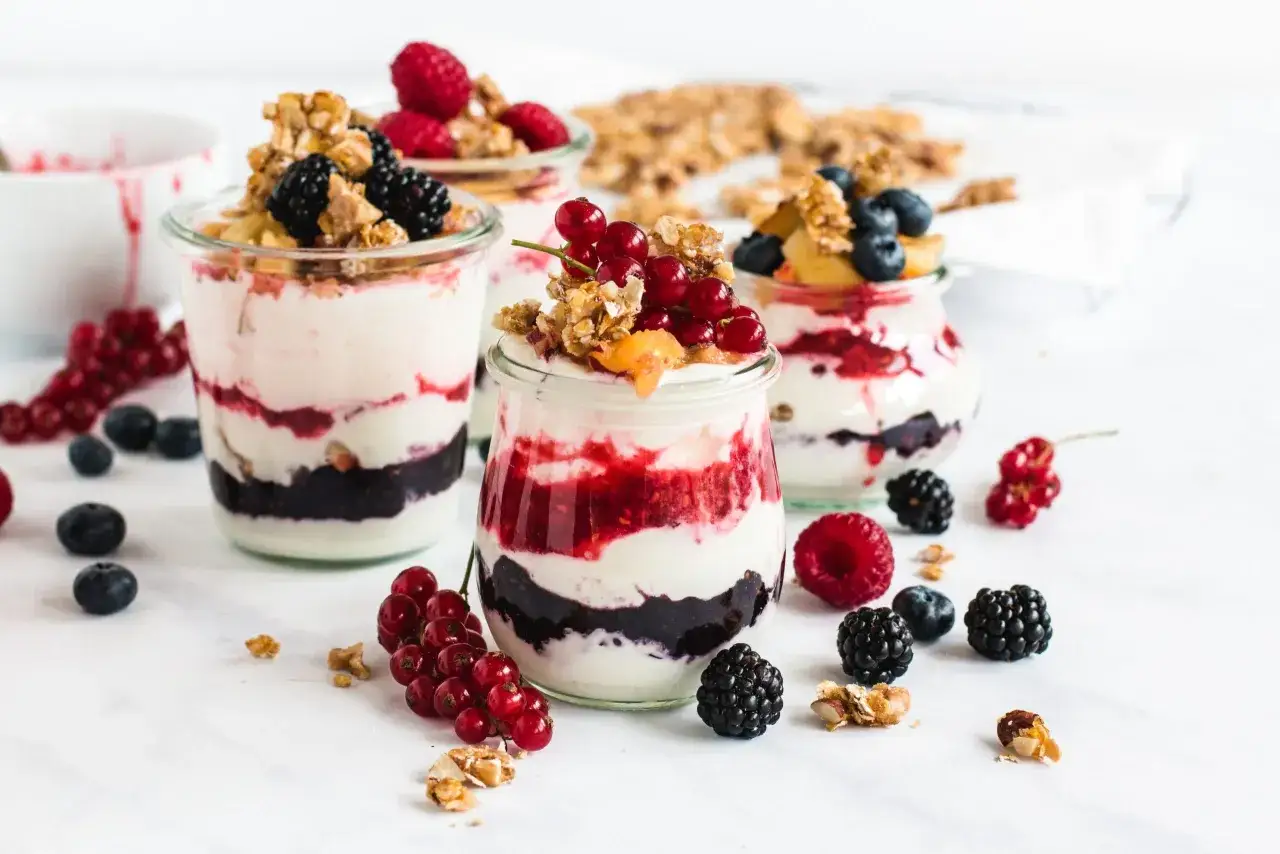 Griechischer Joghurt Dessert mit verschiedenen Fr&uuml;chten und N&uuml;ssen