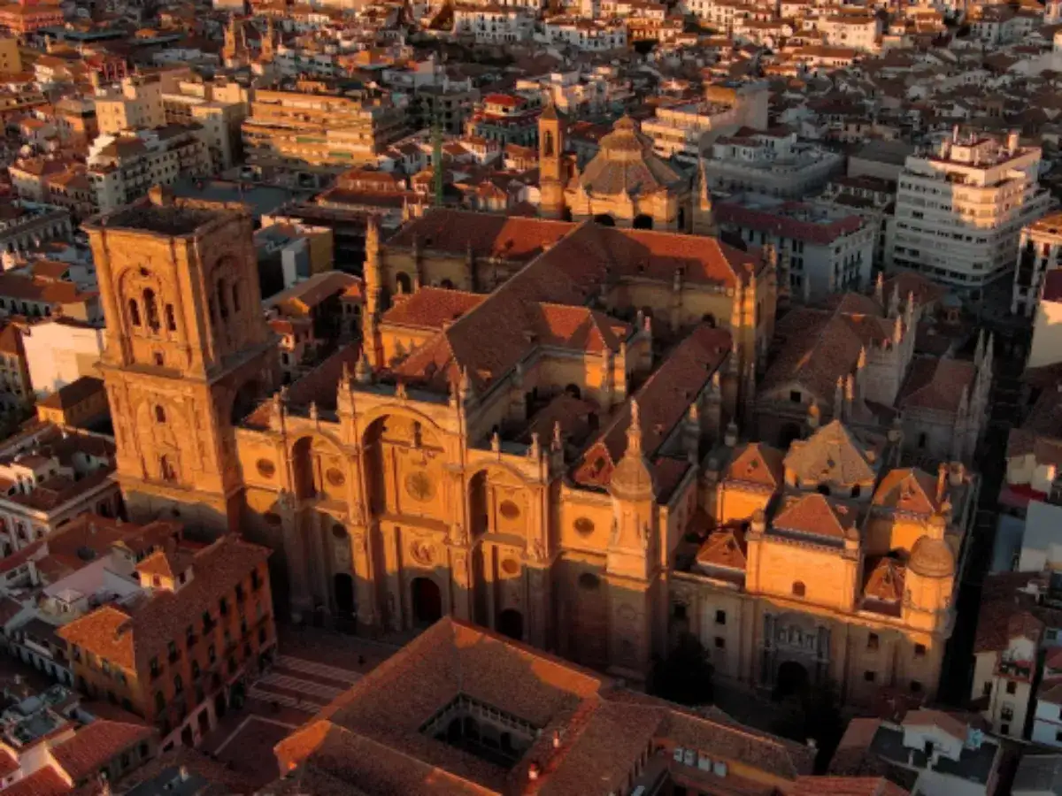 Vista a&eacute;rea de la Catedral de Granada al atardecer. Un lugar imprescindible que ver en Granada para disfrutar de su historia y arquitectura.