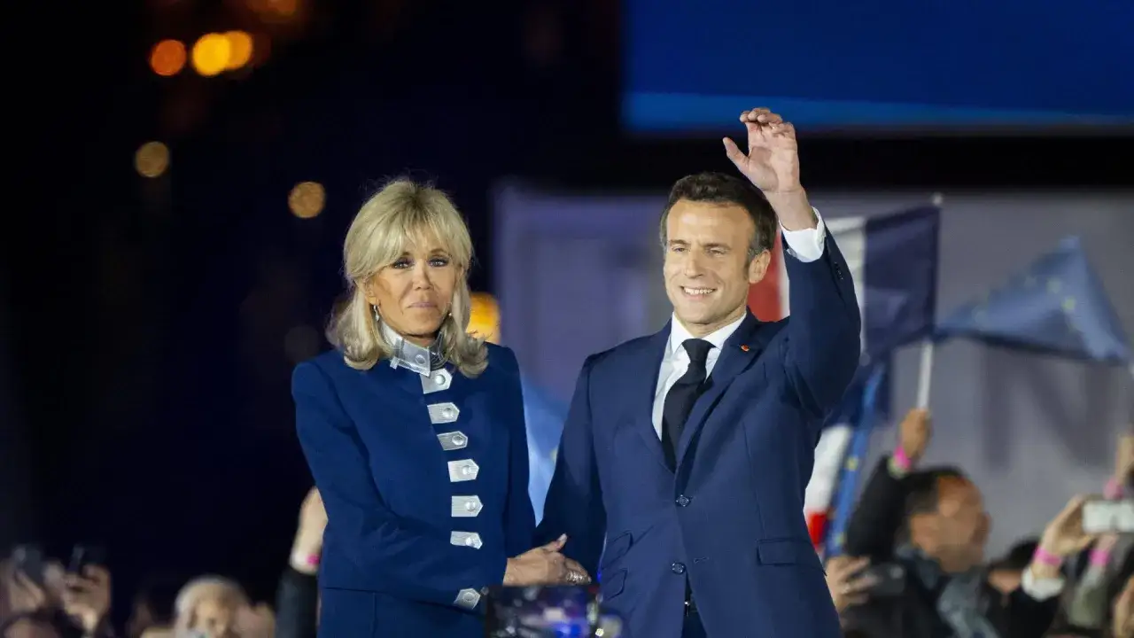 Emmanuel Macron winkt nach den Wahlen in Frankreich. Neben ihm steht seine Frau Brigitte.