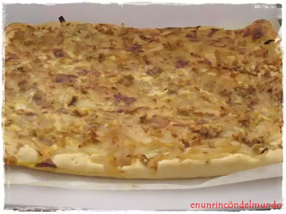 Coca amb tonyina reci&eacute;n horneada, con cebolla caramelizada y trocitos de at&uacute;n sobre una base dorada. &iexcl;Un manjar!