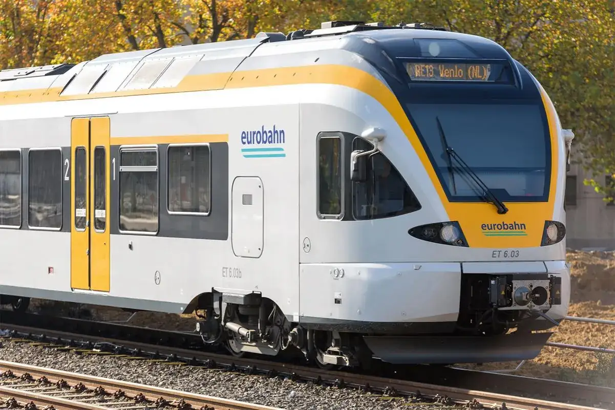 Mit dem Deutschlandticket entspannt nach Venlo (NL) reisen. Ein Eurobahn-Zug fährt auf den Gleisen.