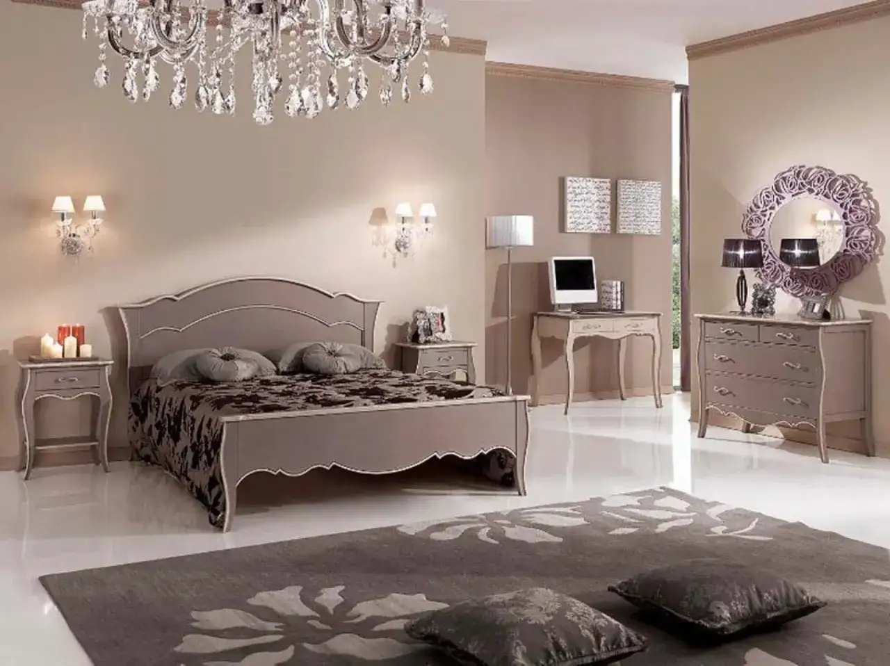 Camera da letto classica con pareti color tortora, letto elegante, specchio decorato e un tappeto floreale.