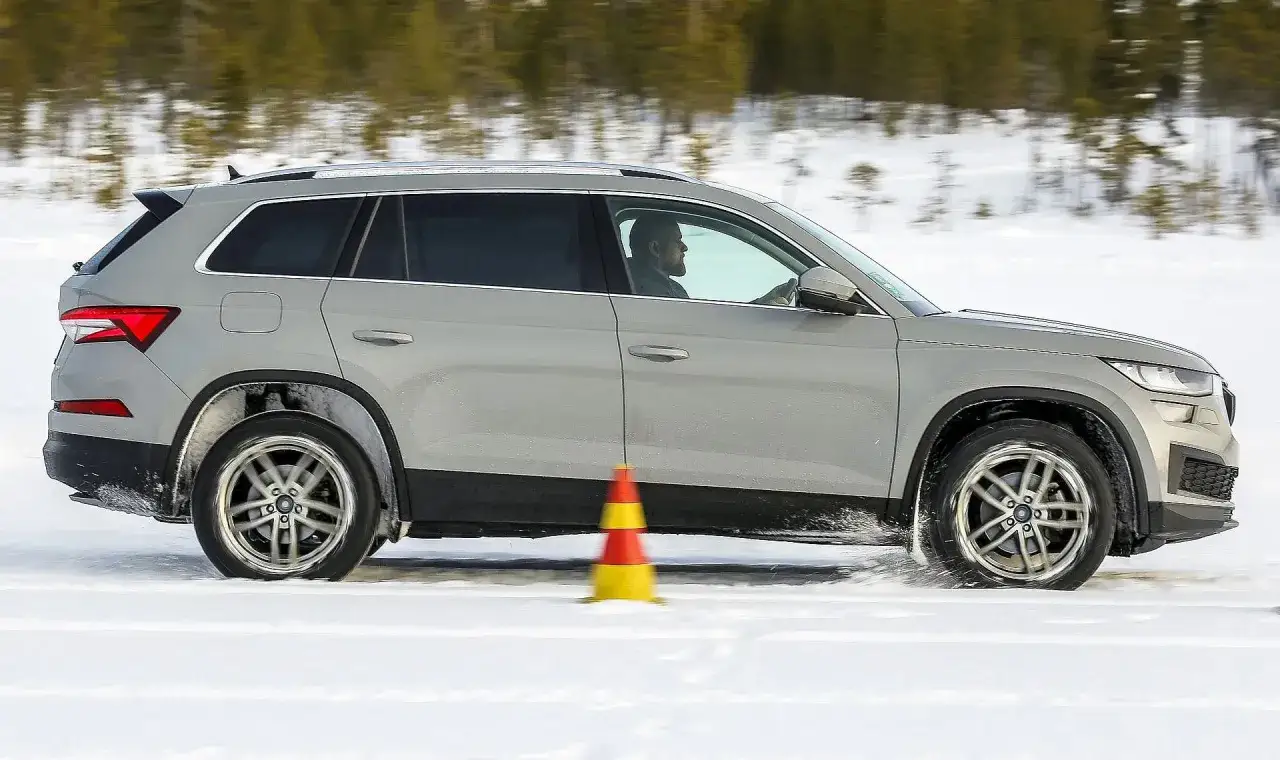Szary SUV na śniegu, testowany w ramach rankingu opon zimowych 2025.