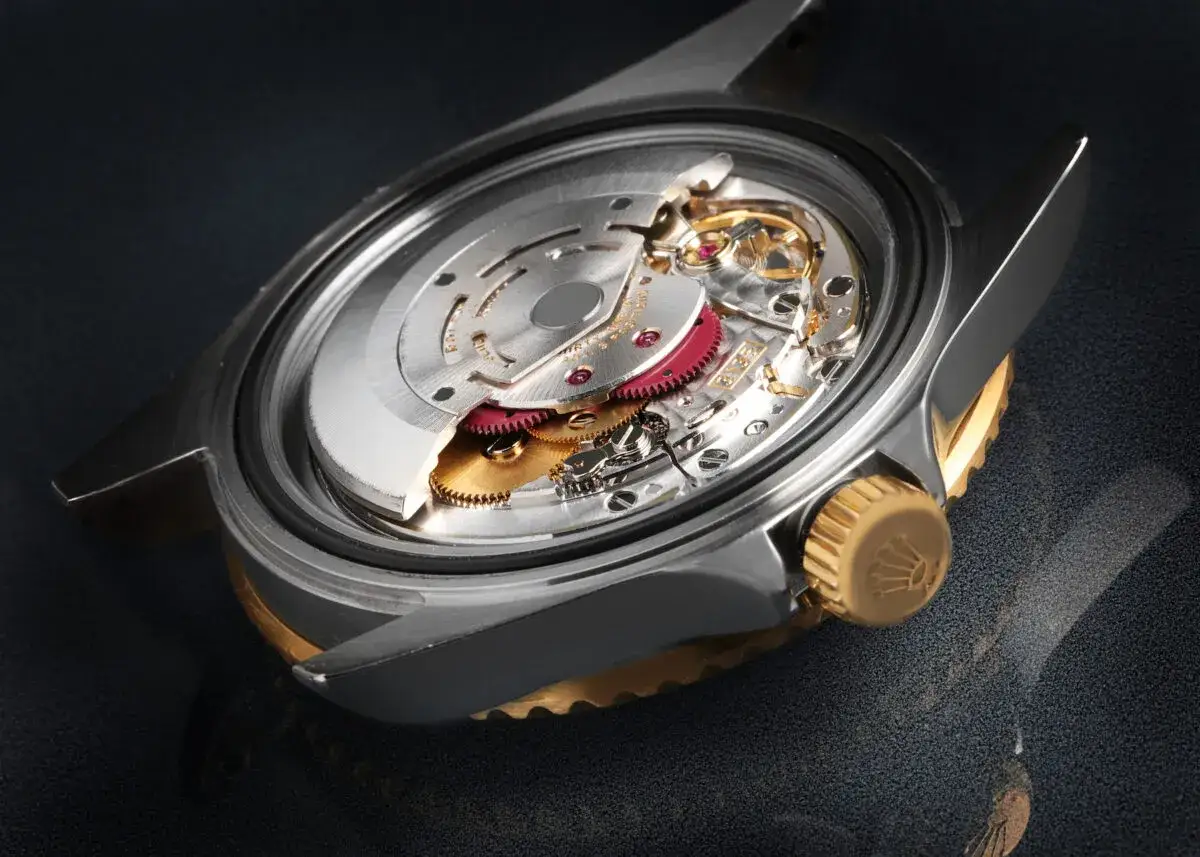 Detalle del mecanismo interno de un Rolex, mostrando engranajes y rub&iacute;es. Contrario a la creencia popular, los Rolex no llevan pilas.