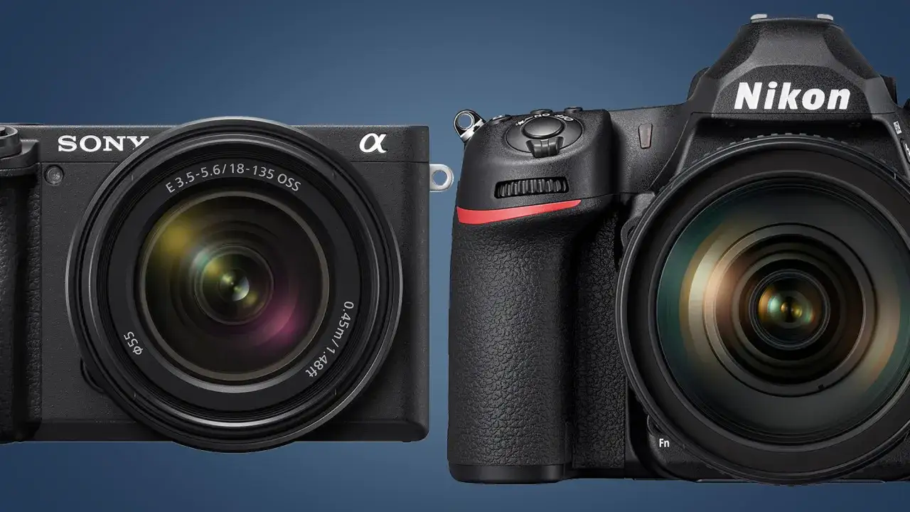 Sony Alpha (bezlusterkowiec) i Nikon (lustrzanka) obok siebie, gotowe do uchwycenia wyjątkowych chwil.