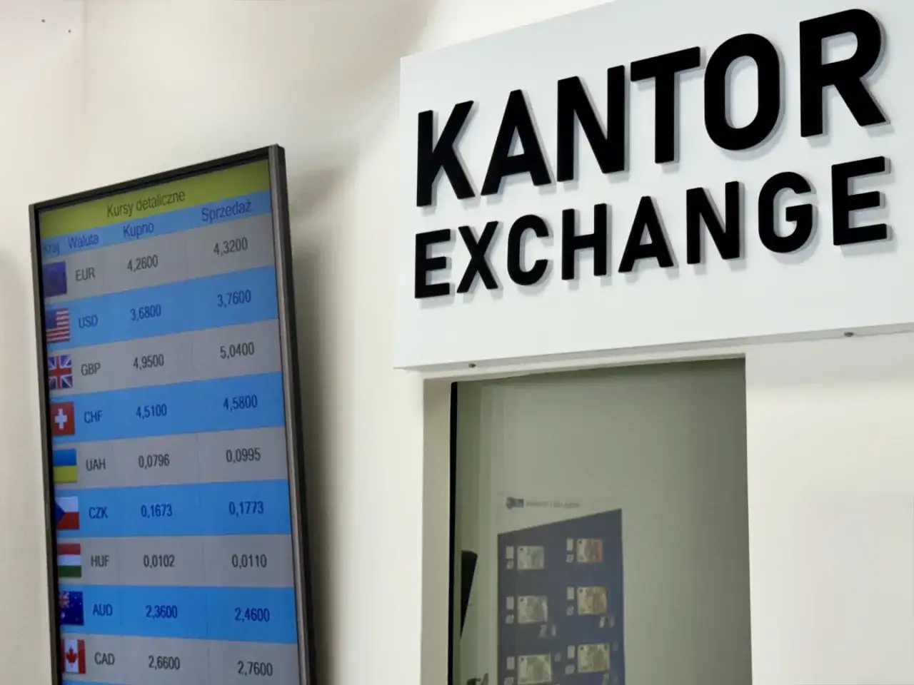 Kantor wymiany walut z tablicą kursów. Sprawdź, ile można wymienić w kantorze bez dowodu.