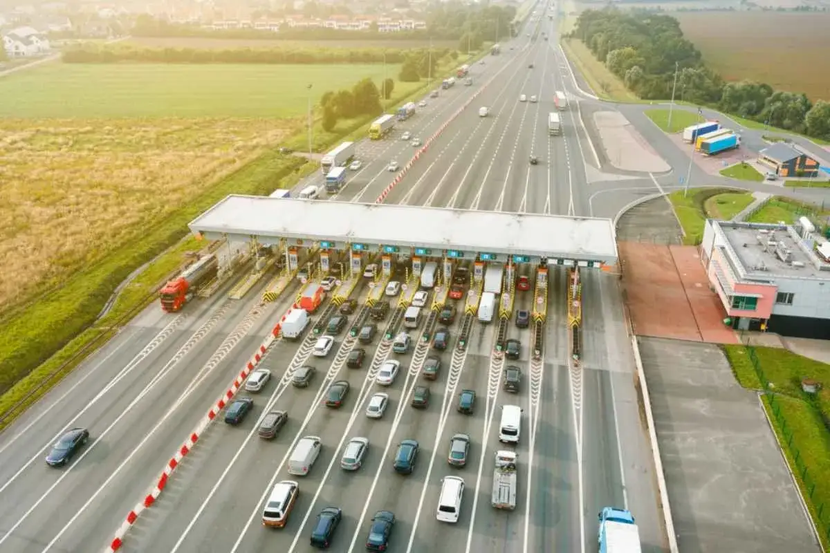 Trafik vid en bompeng i Norge. Bilar och lastbilar k&ouml;ar f&ouml;r att passera betalstationen.
