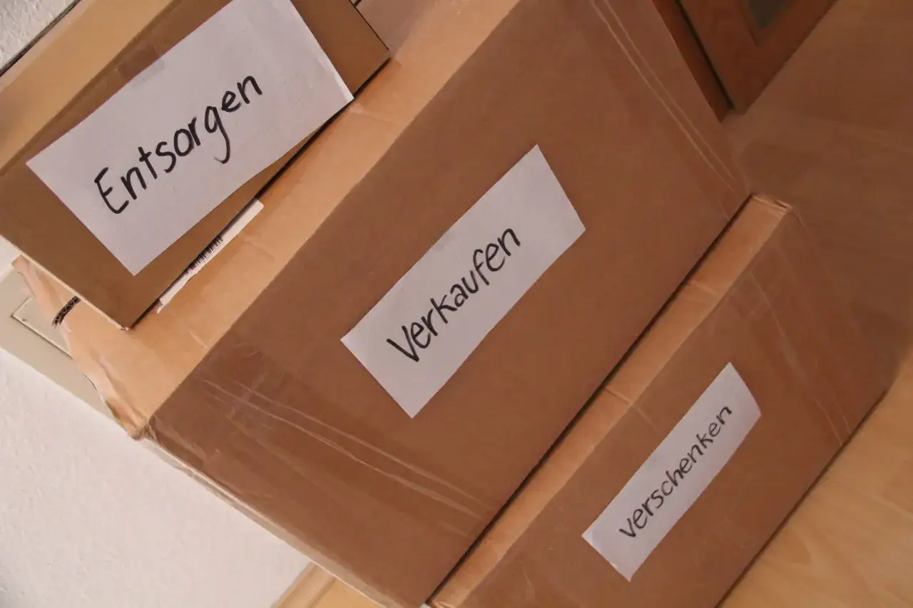 Umzugskartons mit Aufschriften: