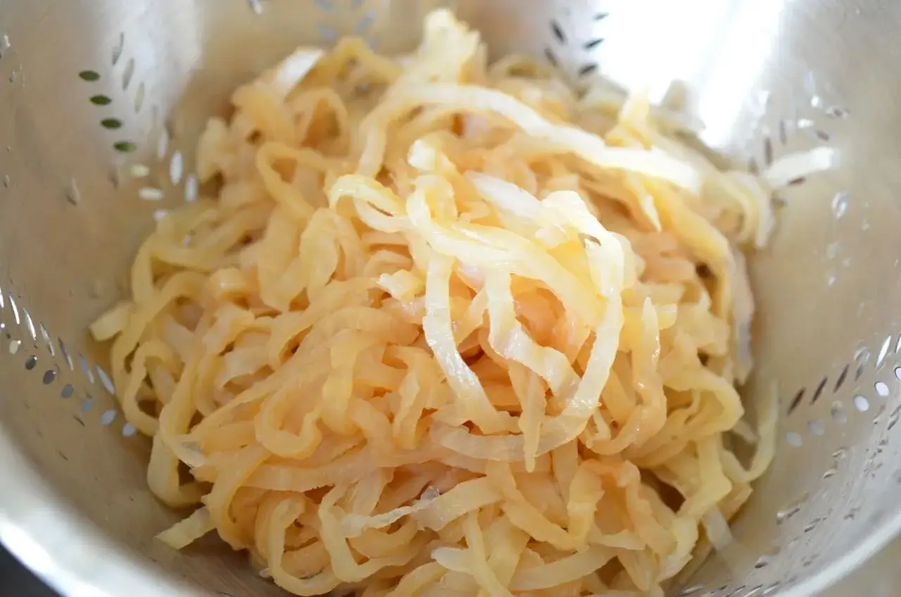 Meduse commestibili tagliate a striscioline in un colino. Un ingrediente insolito e gustoso per chi ama sperimentare in cucina.