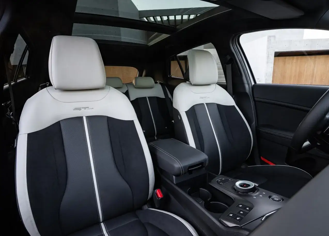 Wnętrze Kia Sportage 2026 z dwukolorowymi fotelami i panoramicznym dachem.