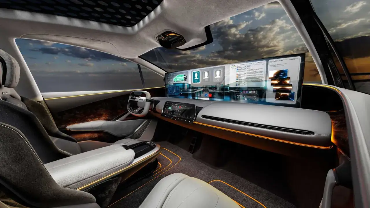 Wnętrze luksusowego **Mercedes EQS SUV** z panoramicznym ekranem MBUX Hyperscreen, wyświetlającym informacje o podróży i multimedia.