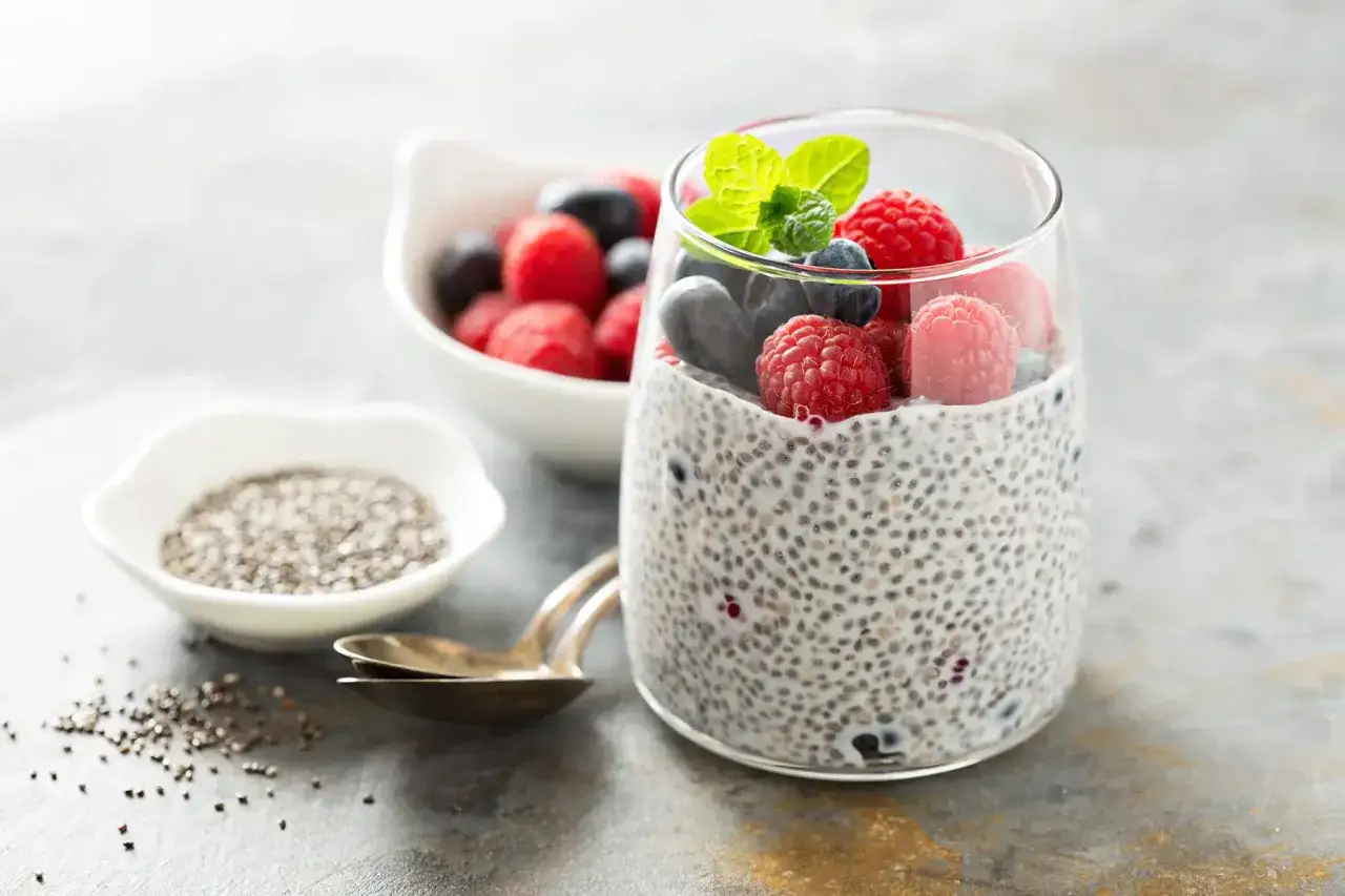 Pudding z nasion chia z malinami i borówkami. Poznaj nasiona chia – właściwości i przeciwwskazania.