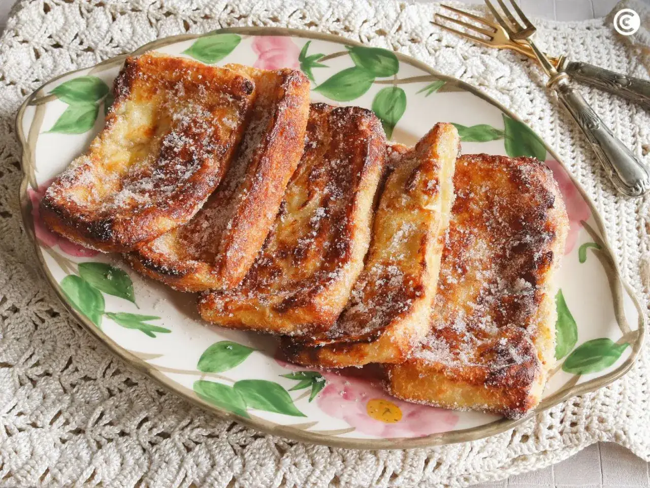 Torrijas doradas y crujientes, espolvoreadas con azúcar, recién salidas de la freidora de aire. ¡Un placer para la vista y el paladar!