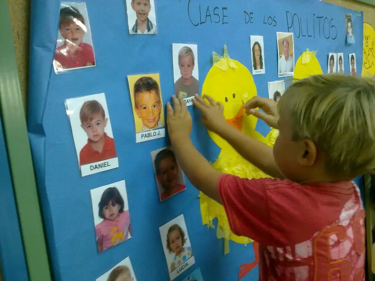 Un ni&ntilde;o interact&uacute;a con un gran pollito amarillo en un tablero de 