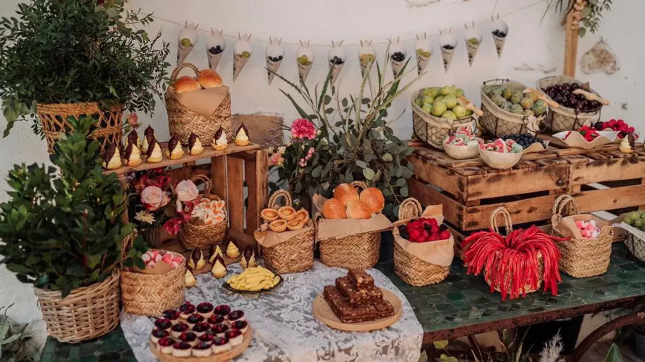 Mesa rústica con dulces, frutas y panecillos. Un candy bar rústico con encanto, lleno de delicias.