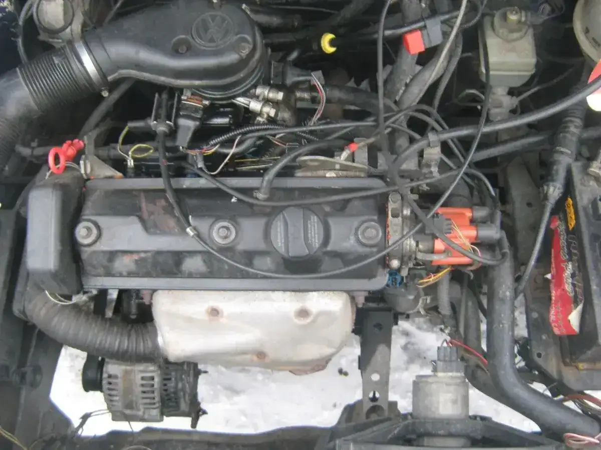 Silnik 1.9 TDI, widoczny na zdjęciu, to serce wielu aut. Jego waga jest kluczowa dla osiągów.