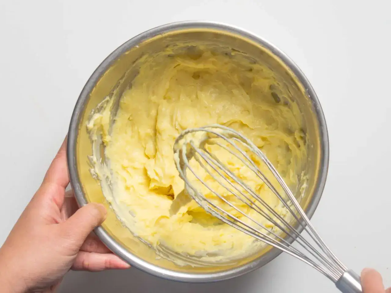 Crema pastelera lista para usar, reci&eacute;n batida en un bol con varillas. &iexcl;Perfecta para tus postres hechos con Thermomix!