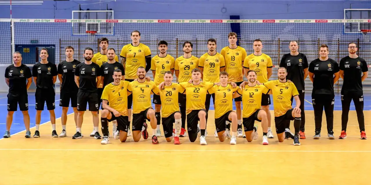 Drużyna siatkarzy PGE Skra Bełchat&oacute;w pozuje do zdjęcia.