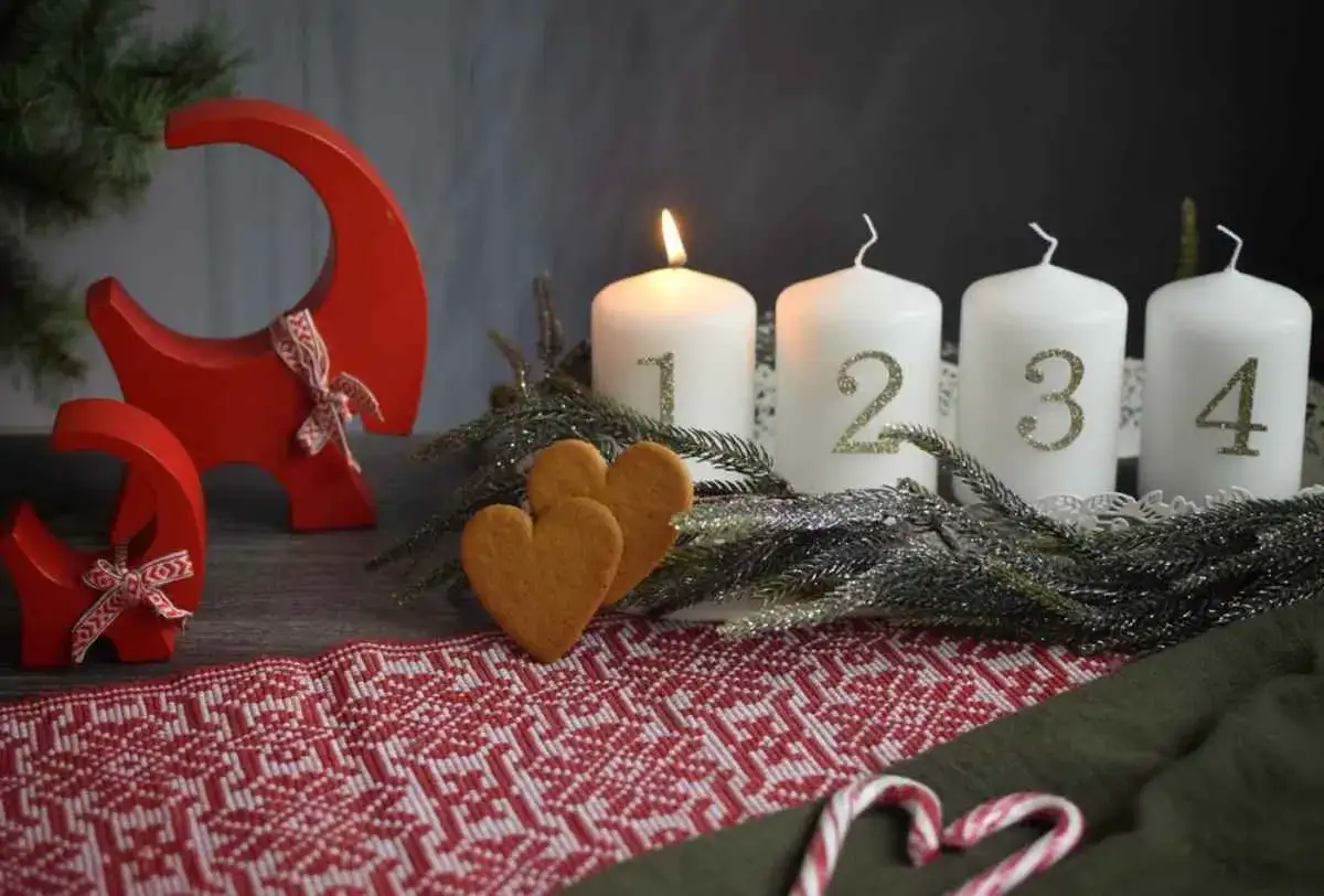 Adventsljus med siffrorna 1-4, pepparkakshj&auml;rtan och r&ouml;da Dalah&auml;star. En vacker p&aring;minnelse om vad betyder seder under advent.