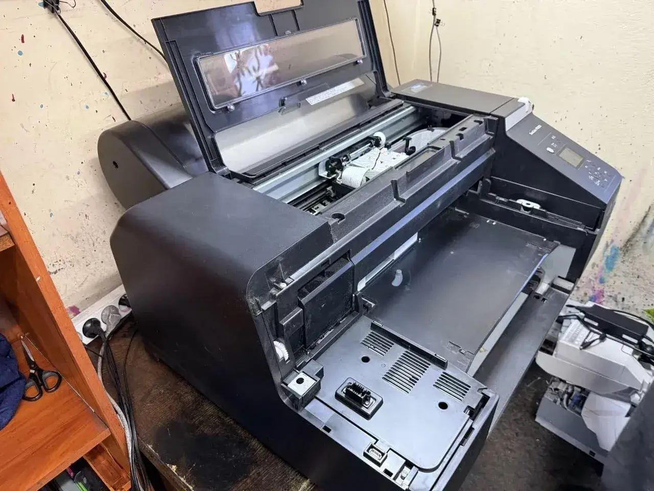 Otwarta drukarka Epson, problem: dlaczego drukarka drukuje puste kartki? Może to być wina tuszu lub zapchanych dysz.