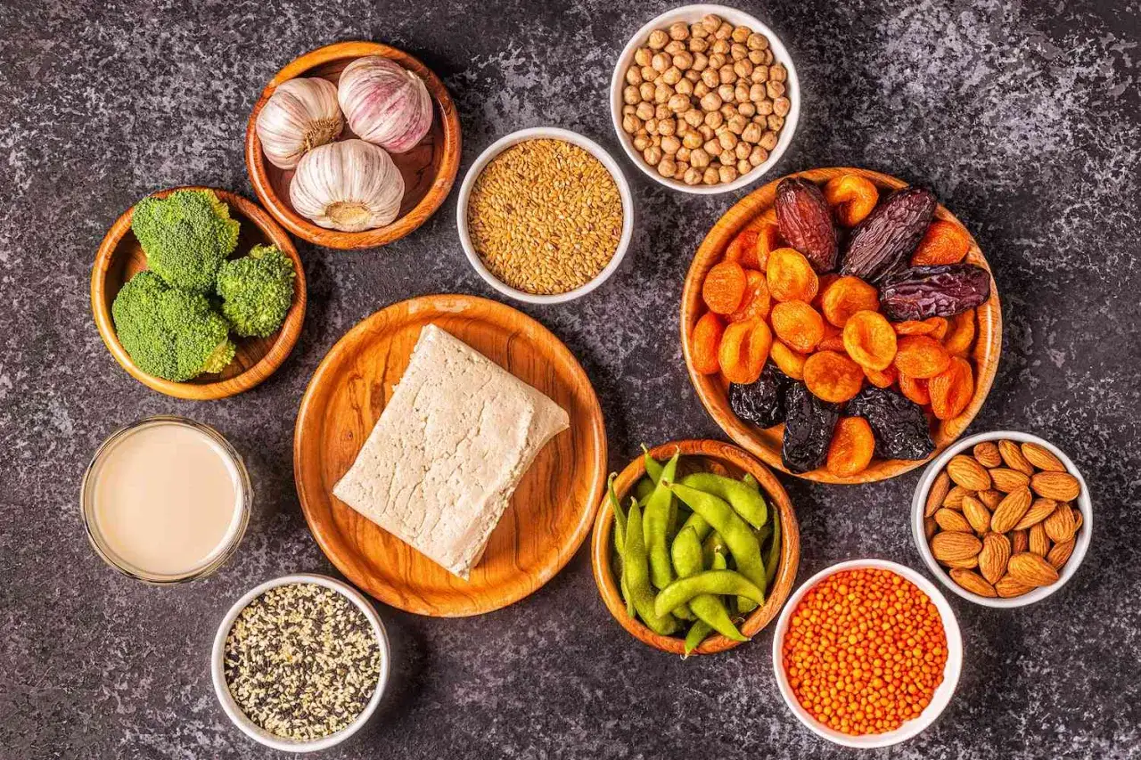 Brokuły, tofu, siemię lniane, migdały, soczewica, ciecierzyca, edamame, suszone owoce i czosnek – produkty bogate w fitoestrogeny, które mogą wpływać na tycie.
