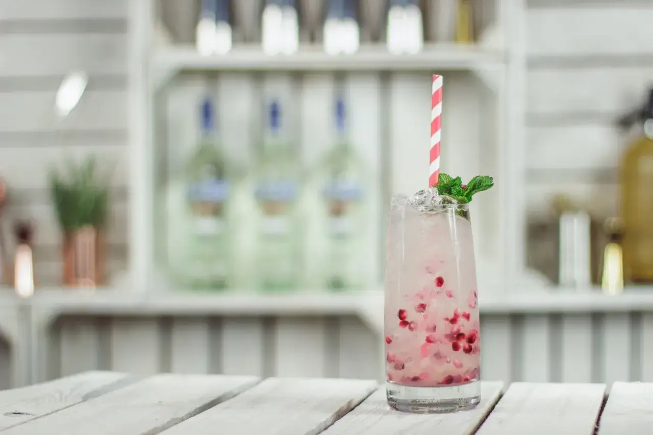 Orzeźwiający drink z granatem i miętą, idealny na letnie popołudnie. Cin cin lemon!