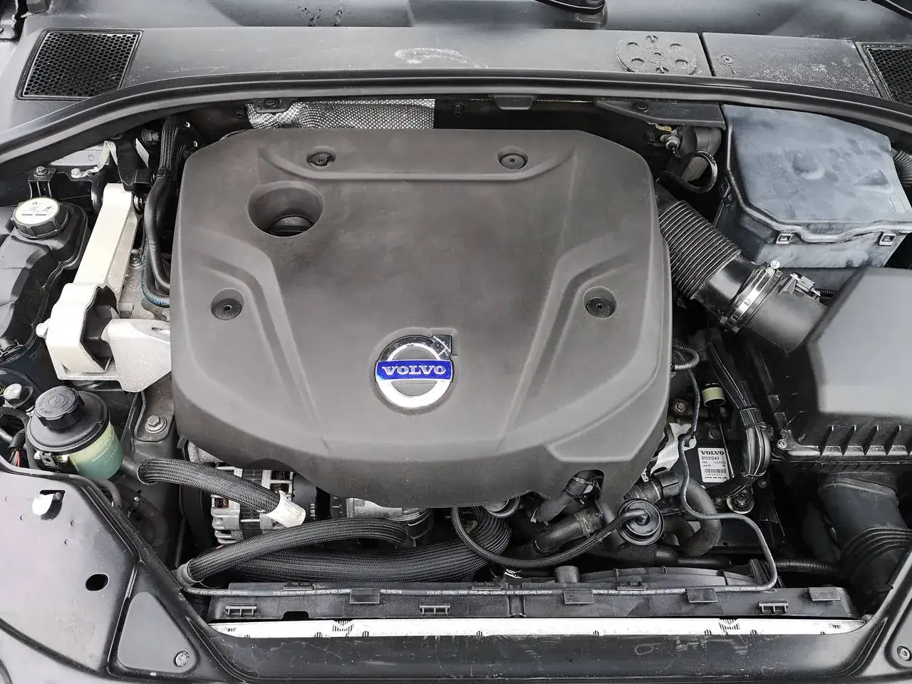 Motorutrymmet i en Volvo med en D4-motor. Syns tydligt Volvo-loggan p&aring; motork&aring;pan.