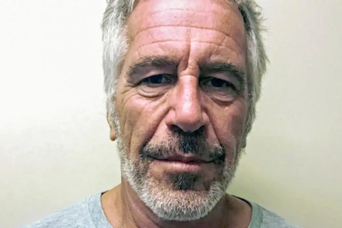 Twarz mężczyzny z siwiejącą brodą i wąsami. Zmarszczki na czole. Czyżby Epstein żyje?