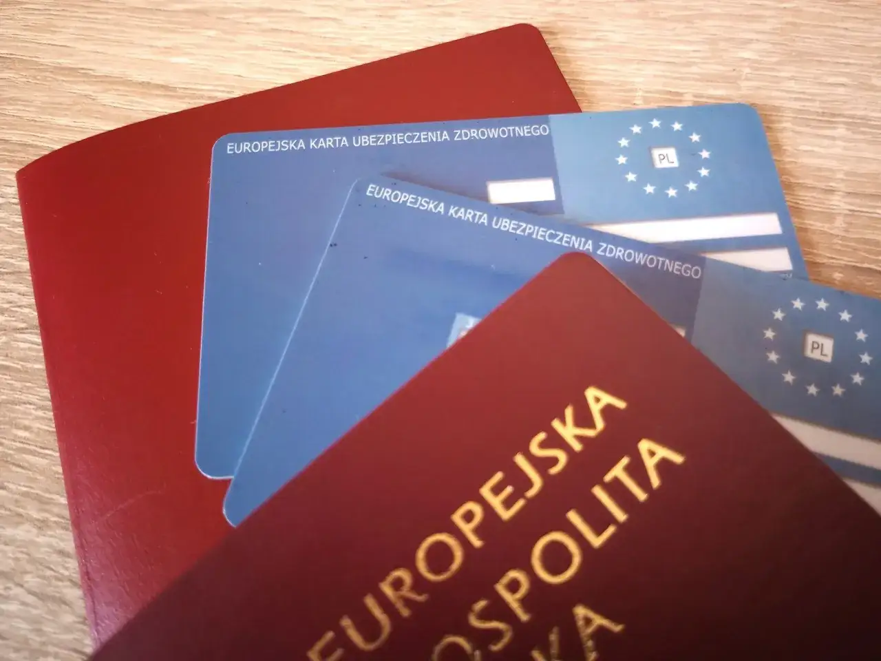 Czerwony paszport i dwie niebieskie karty EKUZ. Czy do Wiednia potrzebny jest paszport? Z kartą EKUZ podróżujesz bezpiecznie.
