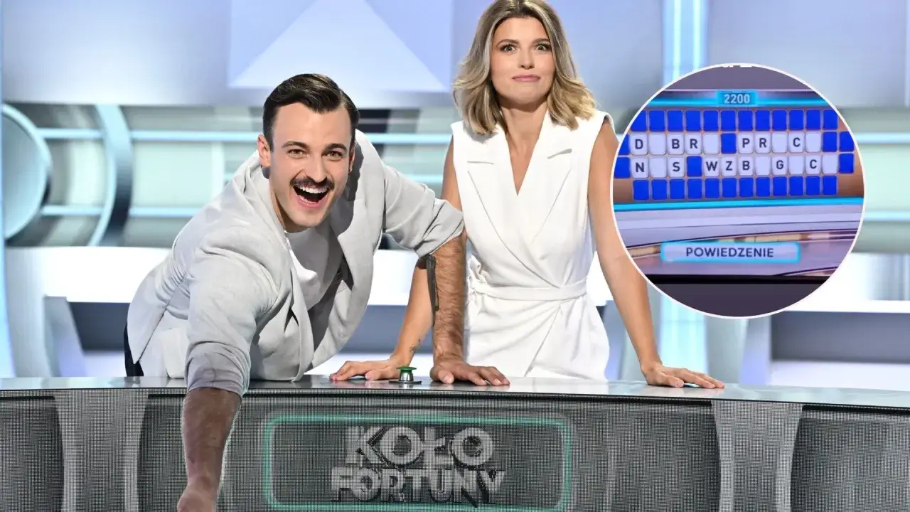 Uśmiechnięty prowadzący i jego koleżanka z Koła Fortuny. Na ekranie widać planszę z literami i pole 