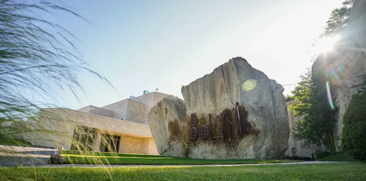 Monumentalne skały z napisem 