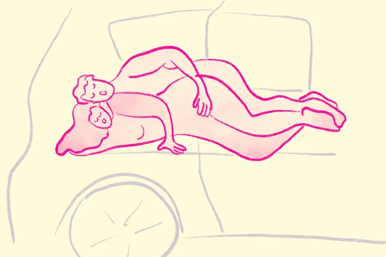 Ilustracja przedstawia parę w intymnych pozycjach seksualnych w samochodzie, z widocznym kołem i siedzeniami.