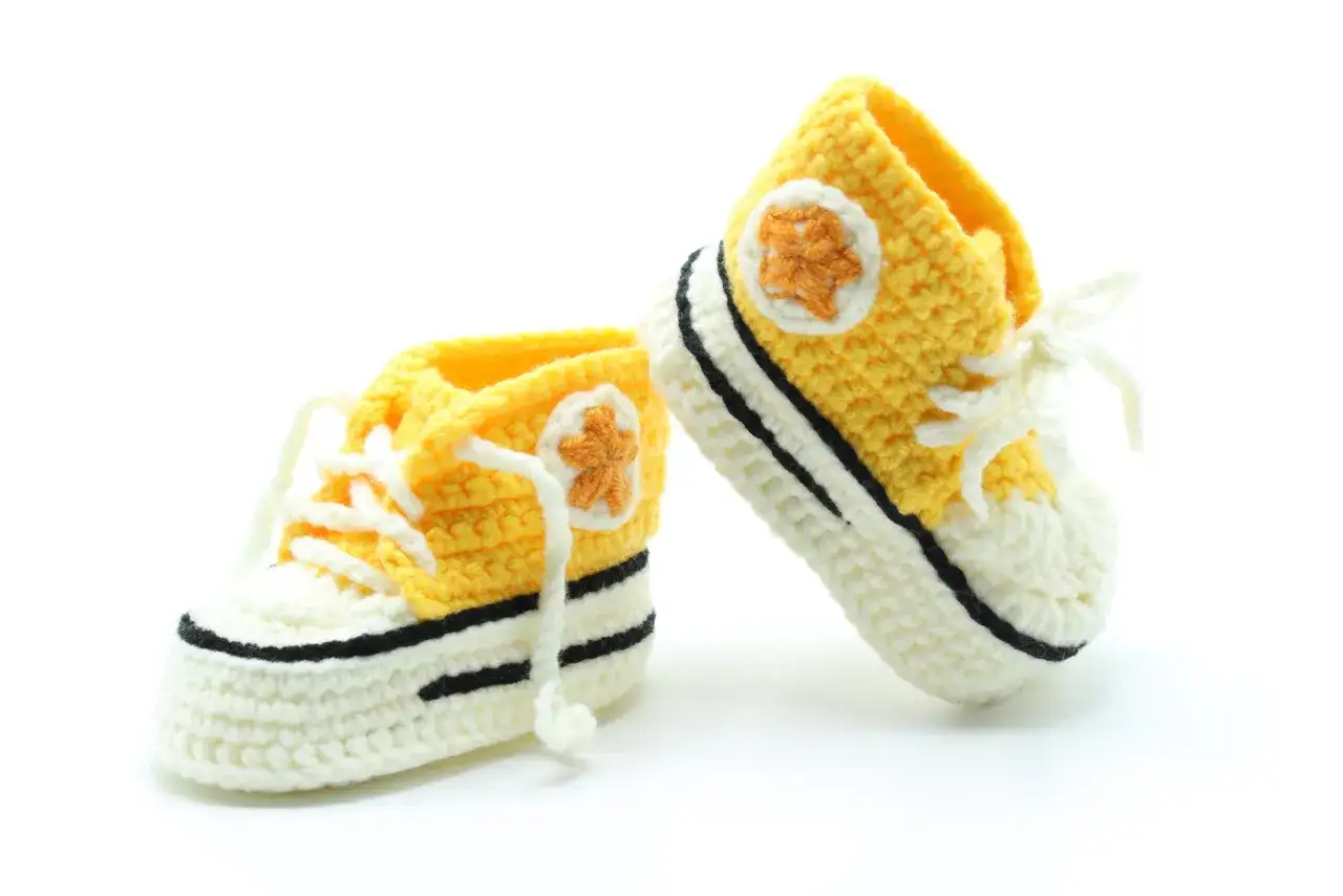 Patucos de ganchillo amarillos y blancos, estilo zapatillas, para beb&eacute;s de 0 a 3 meses. &iexcl;Perfectos para seguir un patr&oacute;n!