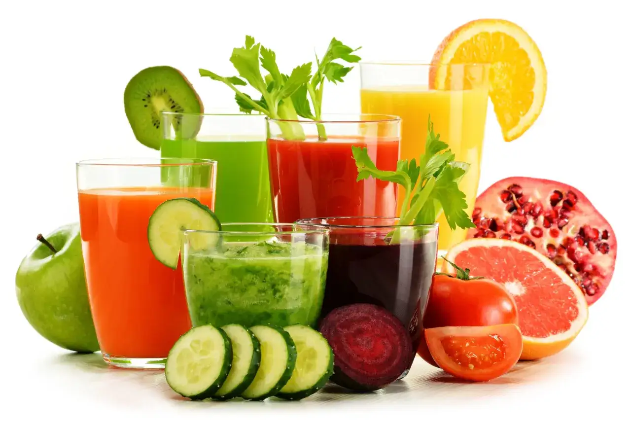Kolorowe soki owocowo-warzywne: pomarańczowy, zielony, czerwony, żółty, buraczany. Obok owoce: jabłko, kiwi, pomarańcza, grejpfrut, pomidor, granat. Idealne na cukier po jedzeniu 180.
