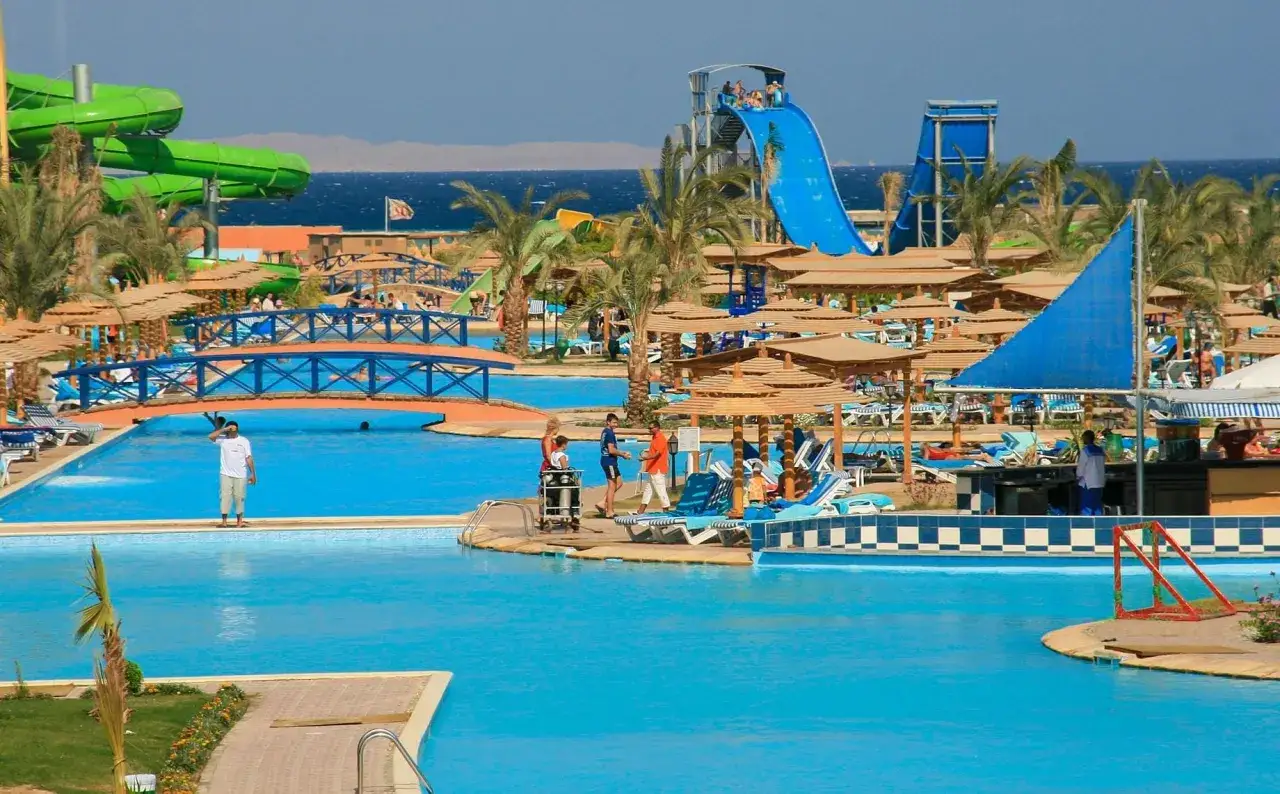 Woda, zjeżdżalnie i palmy – czy w Egipcie można wychodzić poza hotel? Tak, ten aquapark pokazuje, że jest co robić!