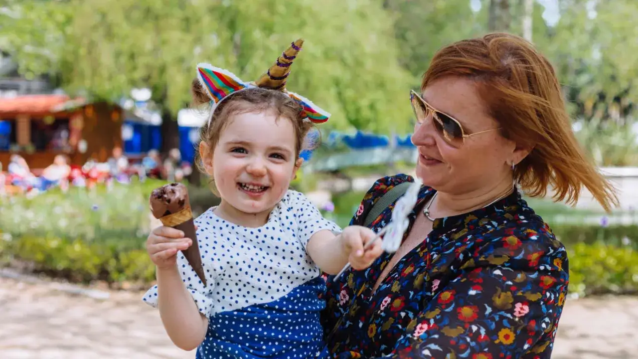 Niña con diadema de unicornio y helado, disfrutando de un día soleado. ¡Perfecto para un free tour Madrid con niños!