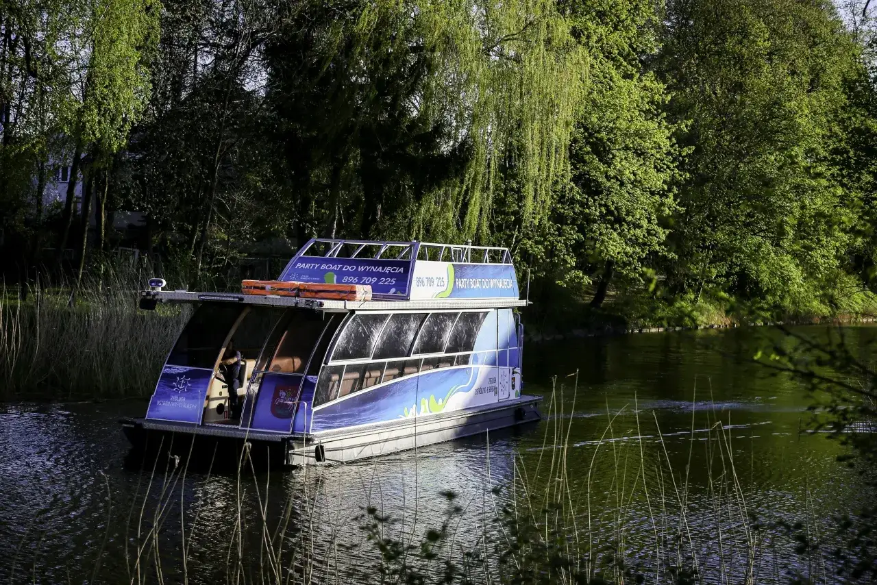 Party boat na jeziorze w Ostródzie. Sprawdź żegluga ostróda rozkład jazdy i zarezerwuj rejs!