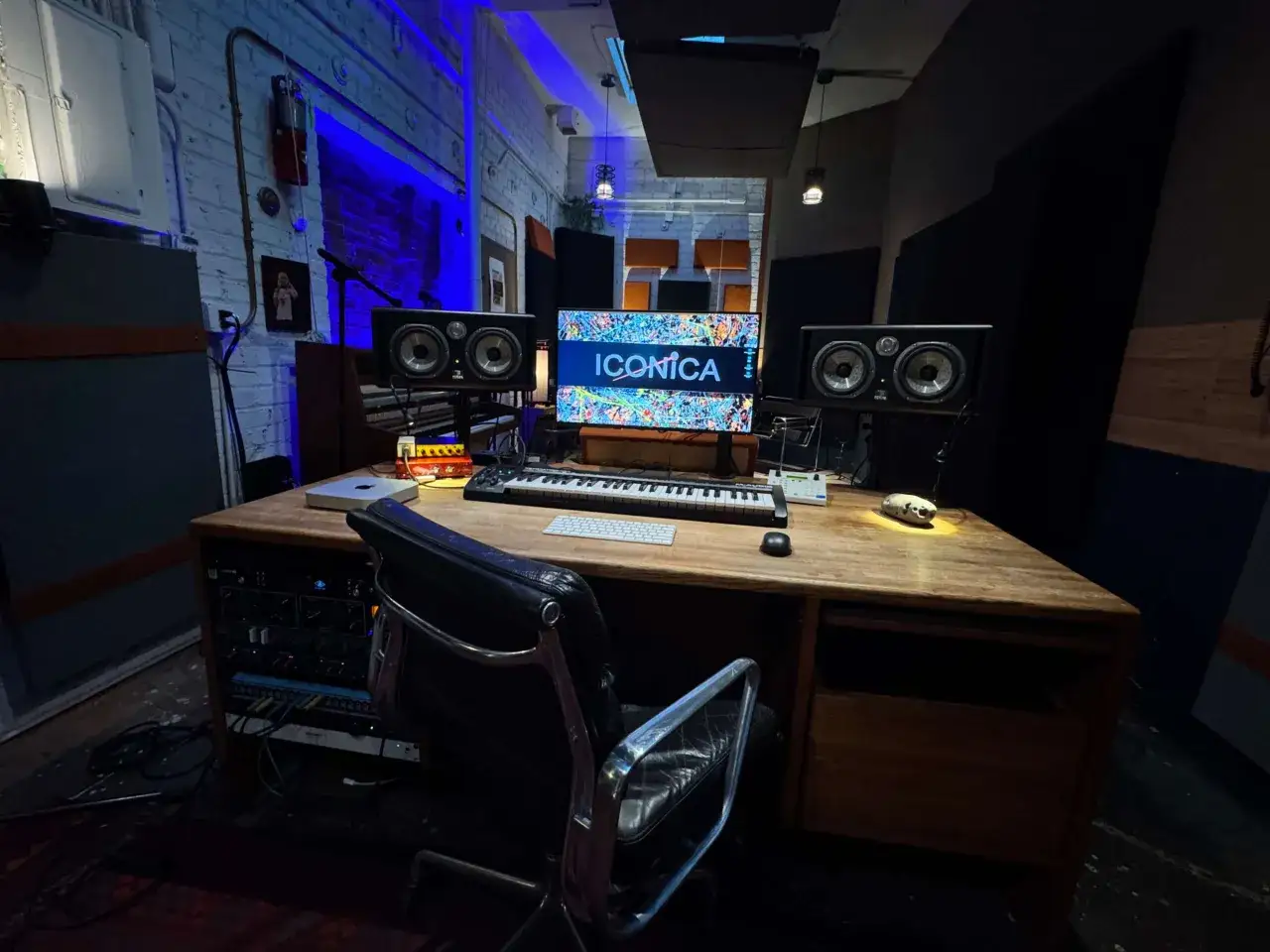 Bureau de studio avec moniteurs, clavier, ordinateur et &eacute;quipement audio. Parfait pour cr&eacute;er de la downtempo music.