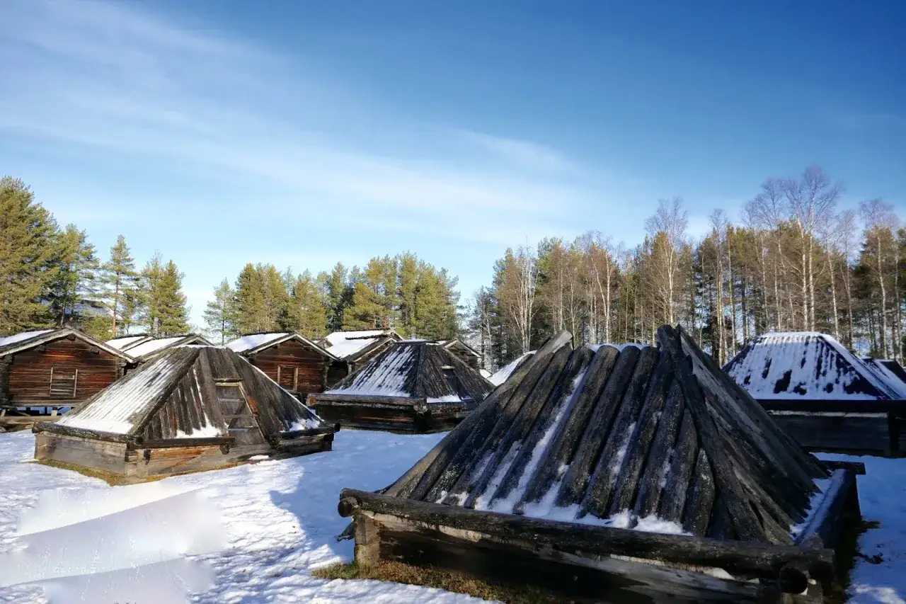 Vinterlandskap med gamla timmerbyggnader och sn&ouml; i arvidsjaur centrum.